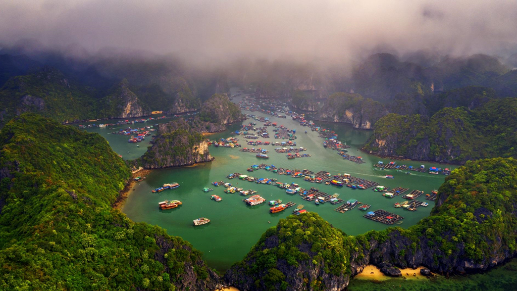Vịnh Hạ Long Cát Bà - Làng chài trên mặt nước