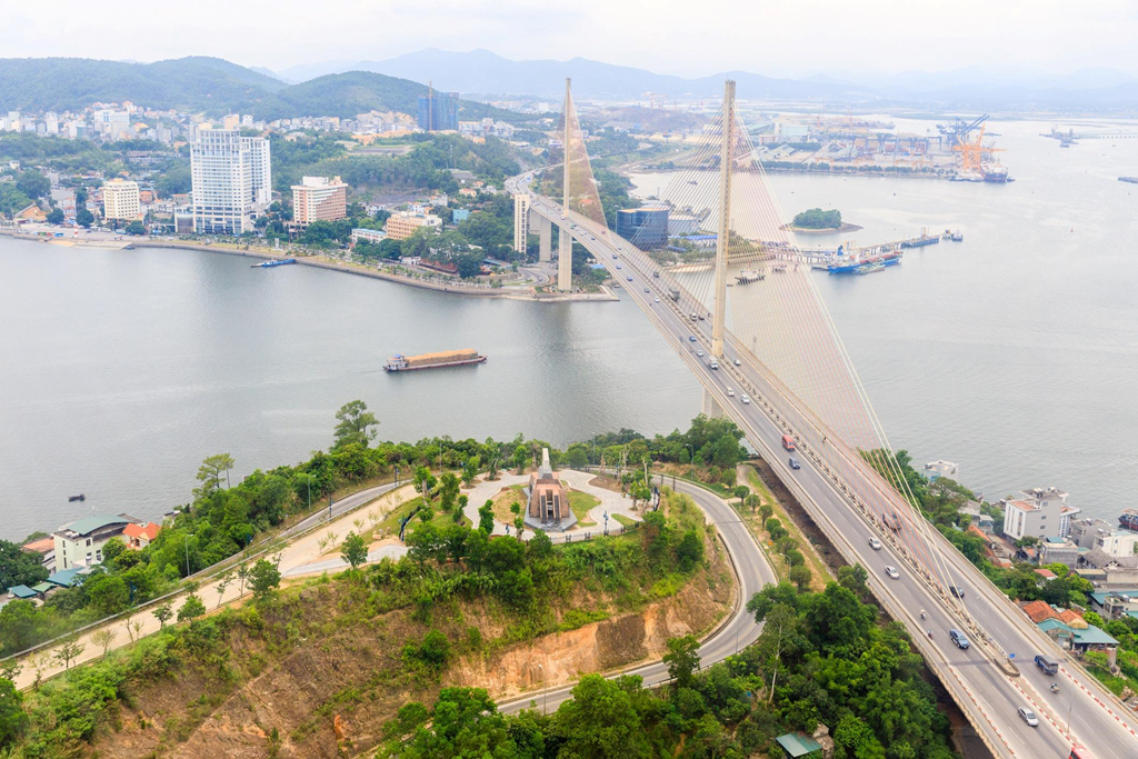 Vịnh Hạ Long Cát Bà gần thành phố Hạ Long