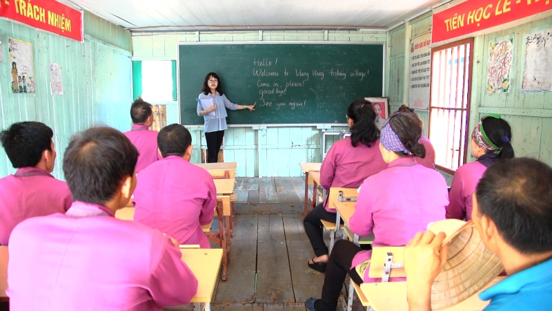 Lớp học tiếng Anh cho người chèo đò vịnh Hạ Long