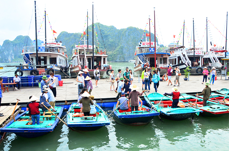 Làng chài Vung Viêng trên vịnh Hạ Long