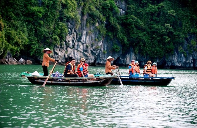 Người chèo đò vịnh Hạ Long hướng dẫn du khách