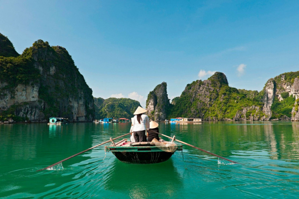 Những chiếc thuyền nan chèo đò vịnh Hạ Long tạo điểm nhấn