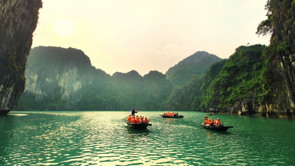 Thuyền chèo đò vịnh Hạ Long chở đầy du khách