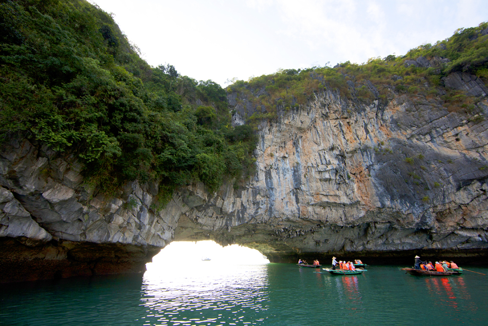 "Cổng làng" Vung Viêng xưa. Ảnh: Báo Quảng Ninh.