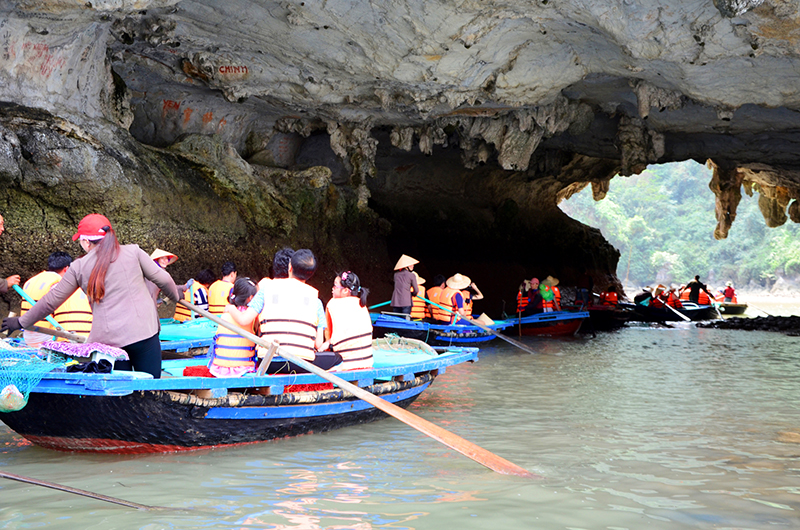 Chèo đò khéo léo đưa du khách qua những hang đá. Ảnh: Báo Quảng Ninh.