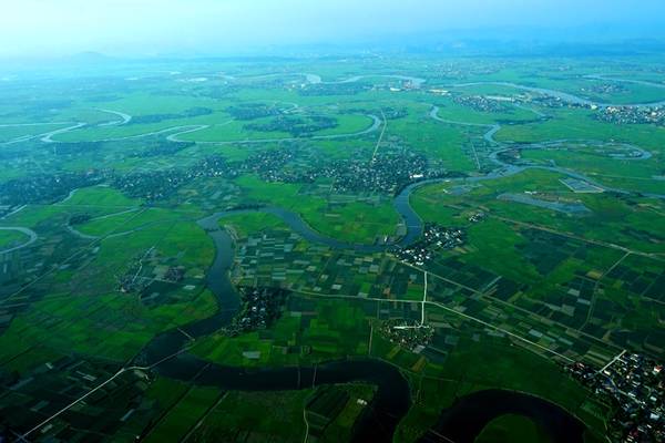 Rời Hà Nội với thủy phi cơ, bạn sẽ được thỏa thích ngắm cảnh từ trên cao.