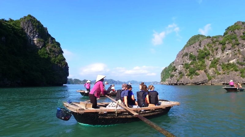 Khám phá nghề chèo đò trên vịnh – “đặc sản” của vùng vịnh Hạ Long
