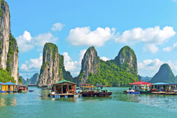 Loại hình du lịch bằng thủy phi cơ, tạo ra cơ hội cho du khách chiêm ngưỡng vẻ đẹp của Vịnh Hạ Long từ trên cao