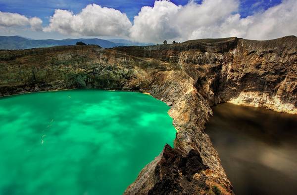 Kelimutu là hồ ba màu bí ẩn nằm trên miệng núi lửa ở Moni
