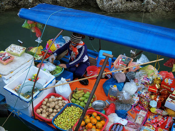 Đồ lưu niệm tại làng nổi Vịnh Hạ Long