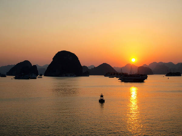 Ngắm hoàng hôn tại Vịnh Hạ Long