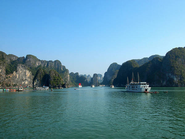 Vịnh Hạ Long với hàng ngàn hòn đảo đá vôi