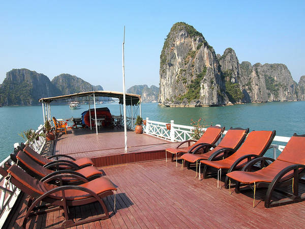 Sân thượng thuyền du lịch để ngắm cảnh và thư giãn