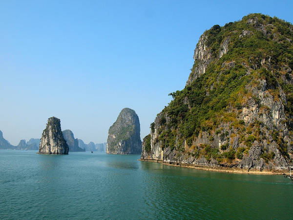 Nắng rực rỡ chiếu sáng các núi đá tại Vịnh Hạ Long