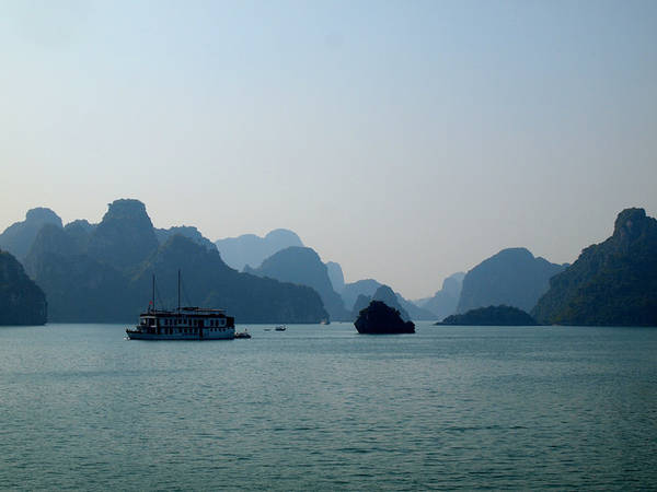Những hòn đảo thoắt ẩn thoắt hiện trong sương sớm.
