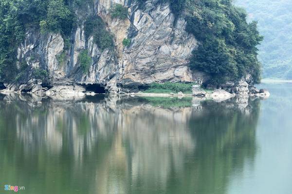 Những dãy núi đá vôi bị ăn mòn độc đáo tại hồ Tuy Lai