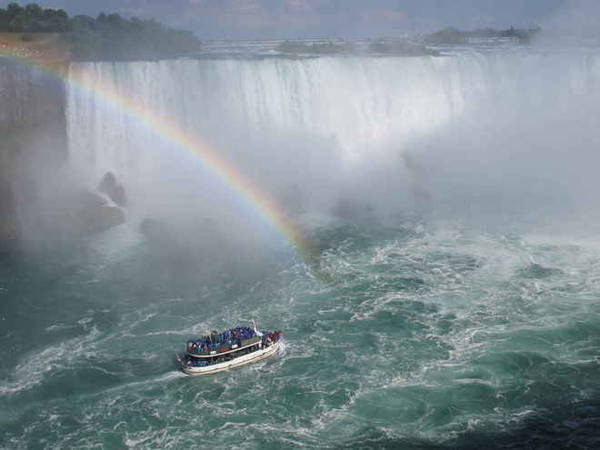 <strong>Thác Niagara, Canada: </strong> Bạn nên thực hiện một chuyến chèo thuyền dọc bờ thác và chụp những bức hình đẹp về sự hùng vĩ của nó. Sẽ tuyệt hơn nếu mặc thử áo poncho (loại áo choàng bằng một tấm vải to có khe hở ở giữa để chui đầu qua) và trải nghiệm dòng thác đang ầm ầm đổ xuống khi ngồi trên những chiếc thuyền.