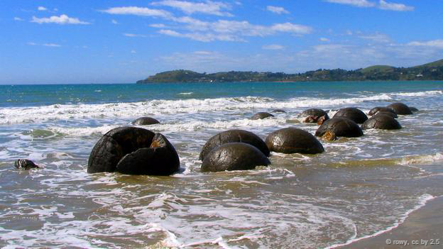 <strong>Khối đá cuội Moeraki, New Zealand: </strong> Nằm rải rác trên bãi biển Koekohe, New Zealand, những khối đá cuội hình cầu Moeraki trông giống như những chiếc mai rùa khổng lồ. Chúng được hình thành qua quá trình trầm tích dưới đáy biển cách đây hơn 60 triệu năm. Theo truyền thuyết của người thổ dân Maori, khối đá cuội này là tàn tích của những giỏ lươn, giỏ bầu trôi dạt vào bờ từ những chiếc tàu chìm.