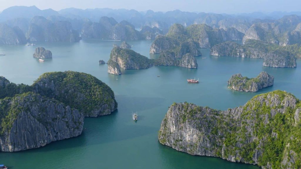 Khám phá vịnh Lan Hạ với những dãy núi đá vôi trùng điệp