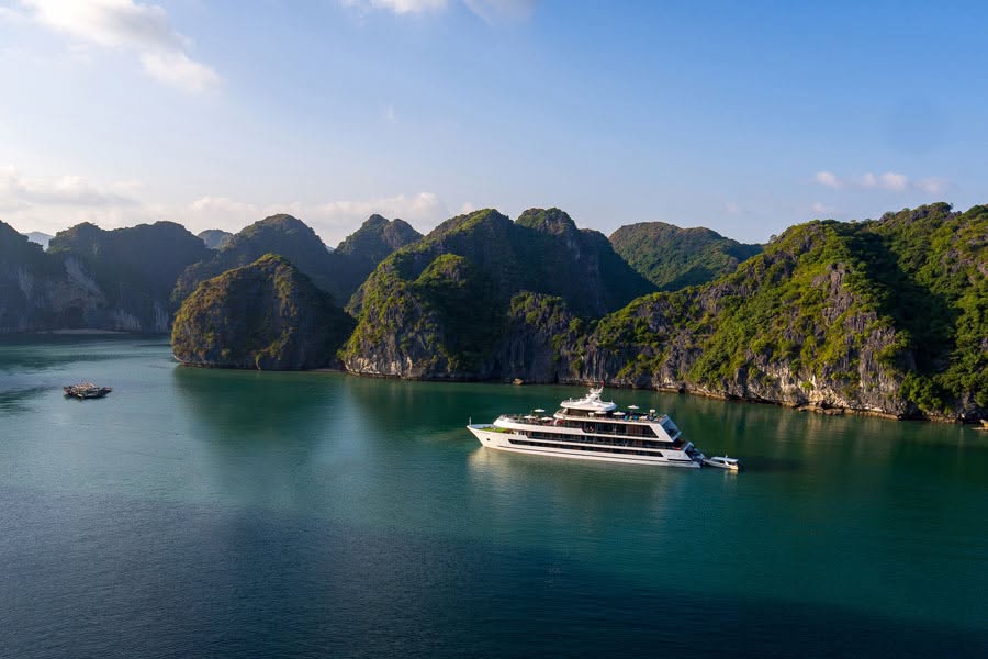 Du thuyền sang trọng phục vụ khách khám phá vịnh Lan Hạ