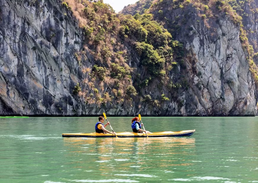 Chèo thuyền kayak khi khám phá vịnh Lan Hạ