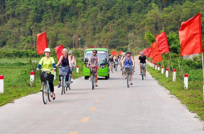 Đạp xe khám phá vịnh Lan Hạ tại làng cổ Việt Hải