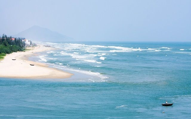 Những con sóng biển xô bờ cát trắng tại vịnh Lăng Cô
