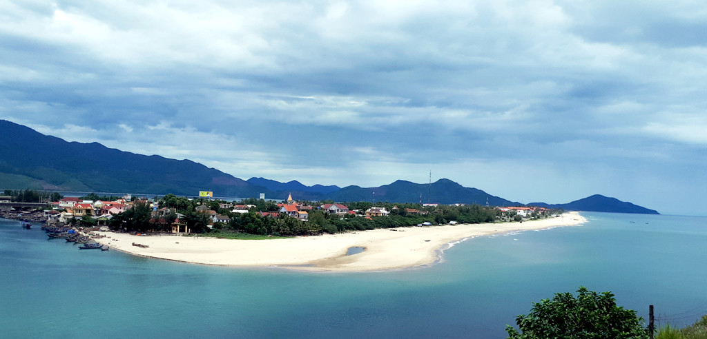 Khung cảnh yên bình của đầm Lập An bên vịnh Lăng Cô