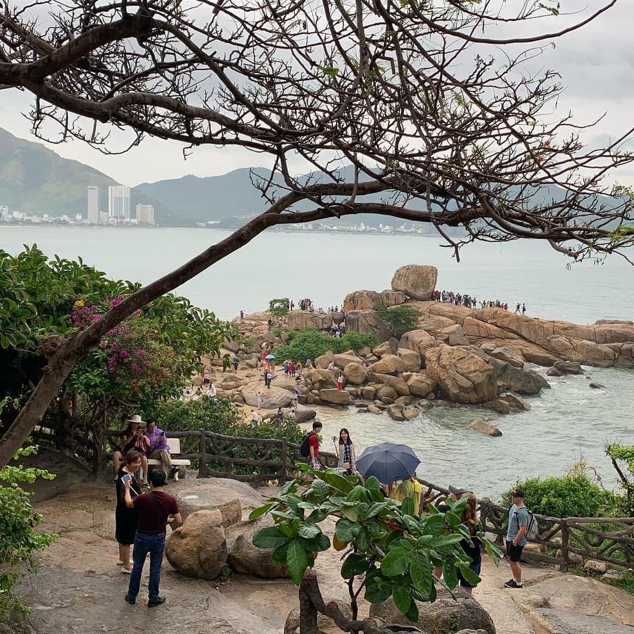 Hòn Chồng. Ảnh: @centralvietnamguide