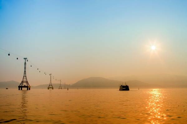 Tàu tiếp tế di chuyển ra khơi vịnh Nha Trang để đến hải đăng Hòn Lớn