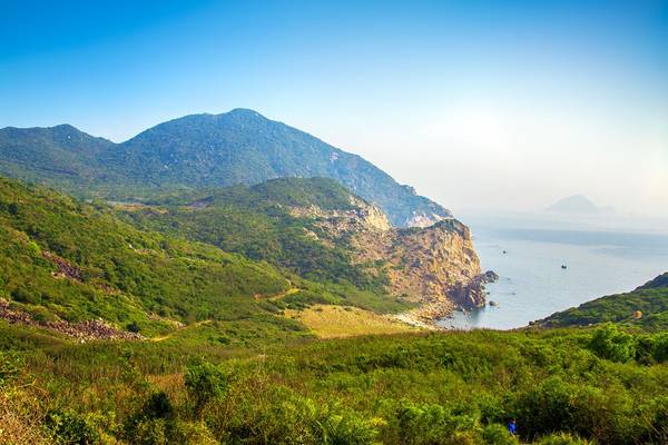 Vẻ đẹp hoang sơ của thiên nhiên trên đường lên hải đăng Hòn Lớn