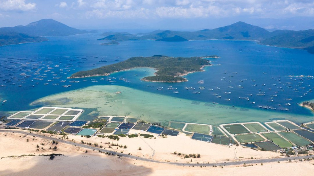 Đầm Vân Môn, vịnh Vân Phong. Ảnh: @_aroundvietnam