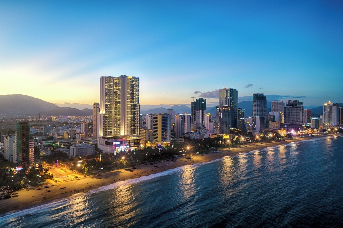 Vinpearl Beachfront Nha Trang nằm trên cung đường Trần Phú sầm uất