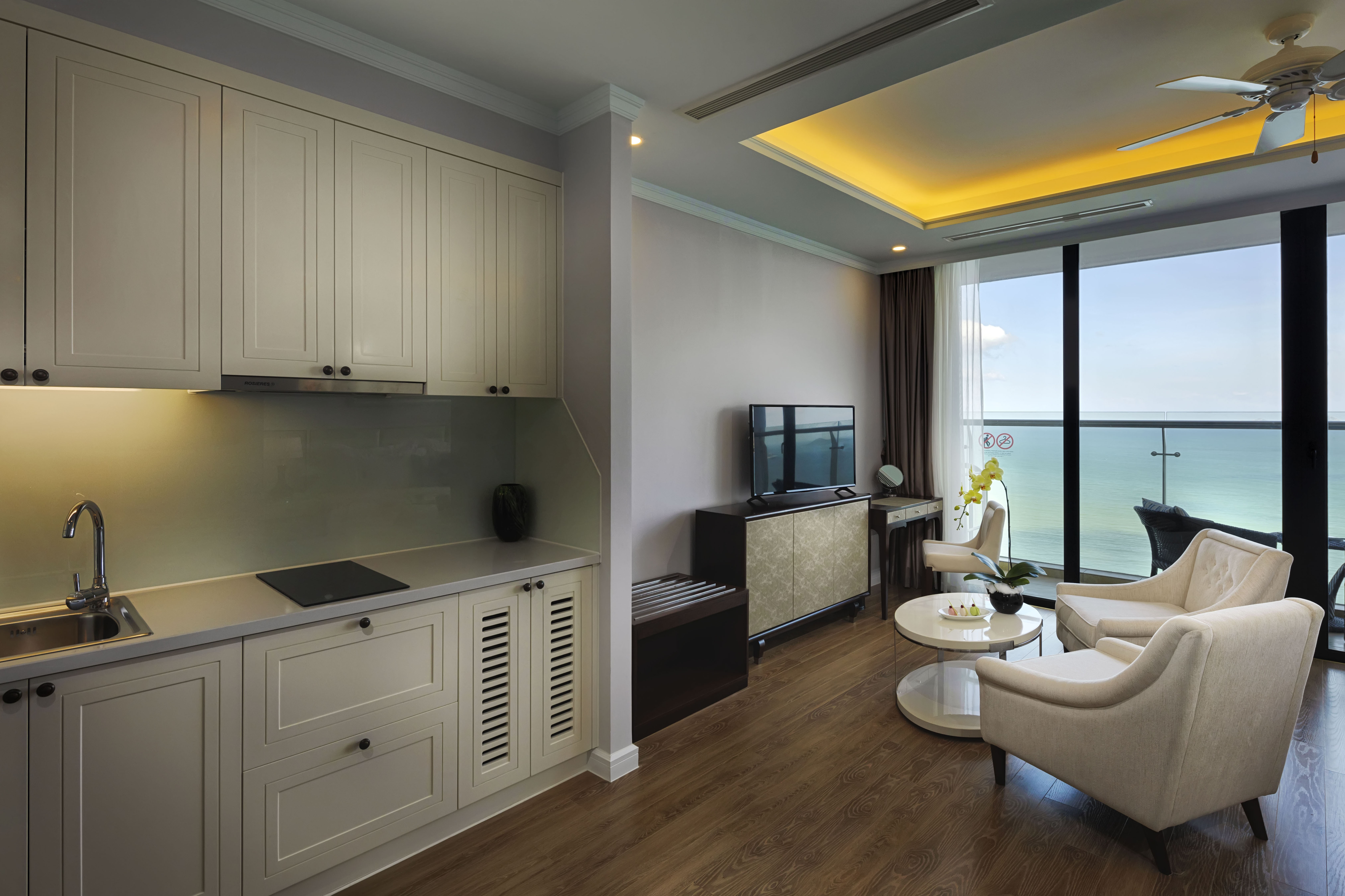 Studio hướng biển giường đôi Vinpearl Beachfront Nha Trang