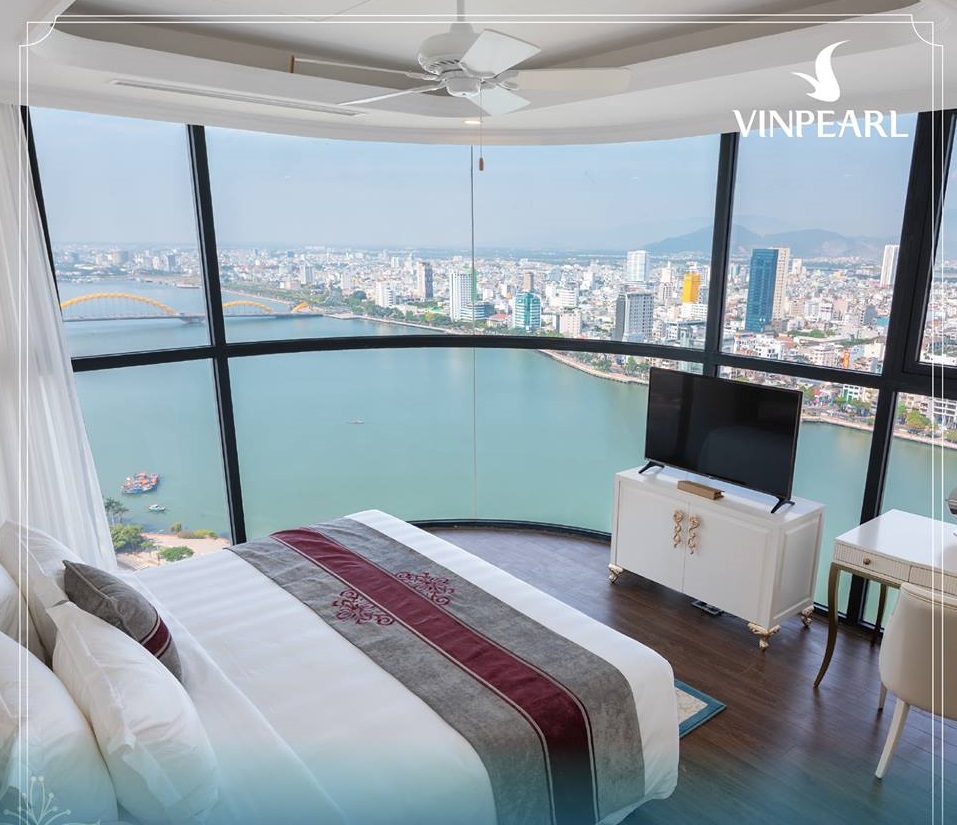 View đêm thành phố từ Vinpearl Condotel Riverfront Đà Nẵng