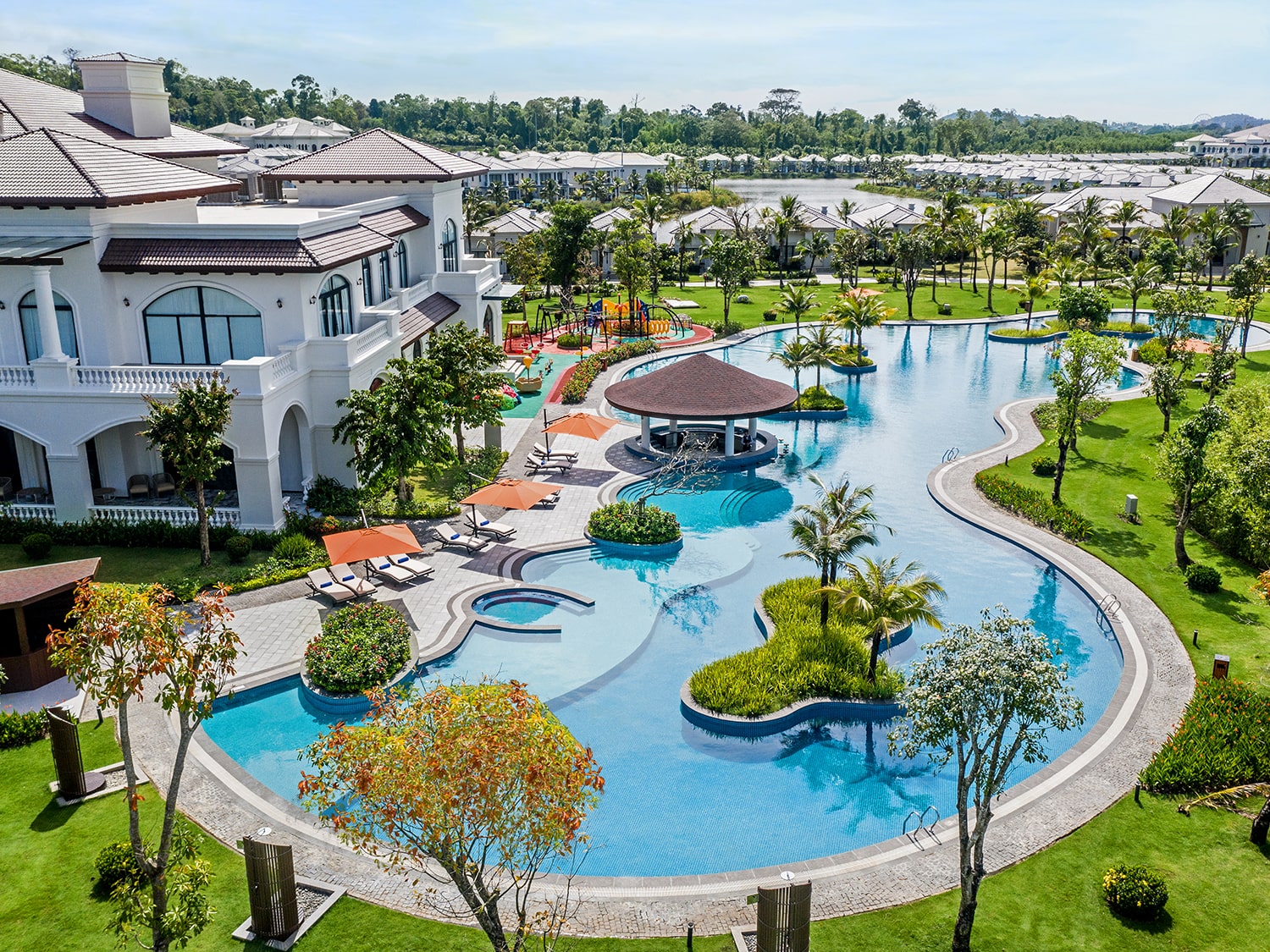 Vinpearl Discovery Greenhill Phú Quốc hồ bơi và bãi biển