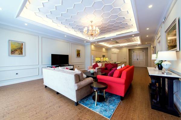 Thiết kế kiến trúc tân cổ điển tinh tế Lối vào khuôn viên biệt thự xanh mướt