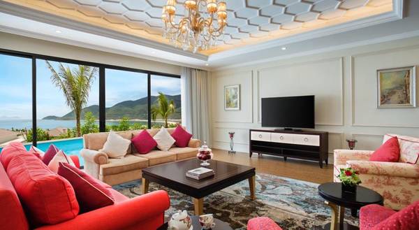 Hồ bơi vô cực tại Vinpearl Golf Land Nha Trang Bể bơi ngoài trời rộng lớn tại Vinpearl Golf Land Nha Trang