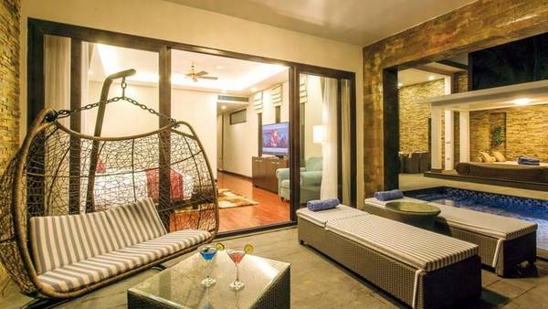 Bể bơi trong nhà Vinpearl Halong Bay Resort