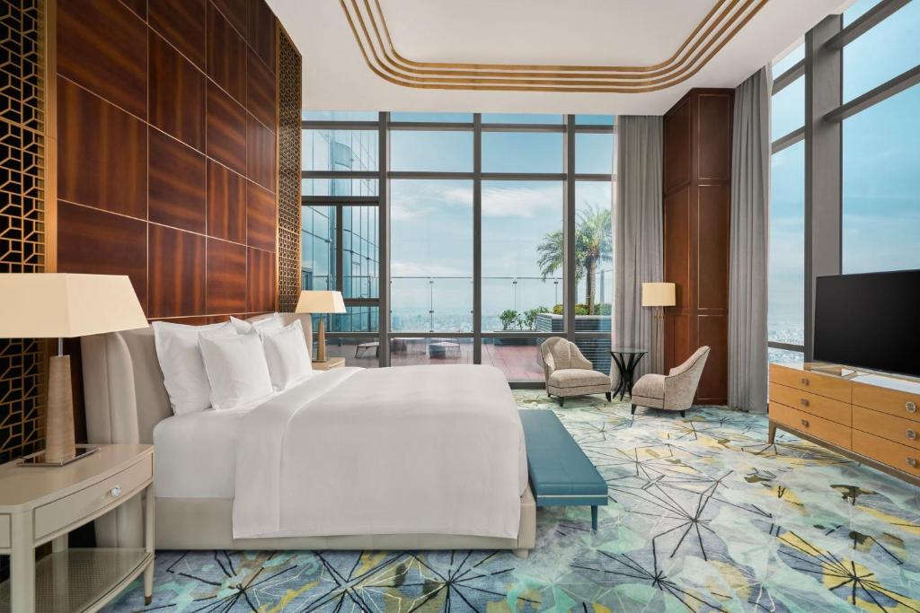 Vinpearl Landmark 81 Sài Gòn - Thiết kế phòng nghỉ sang trọng với cửa sổ từ sàn đến trần