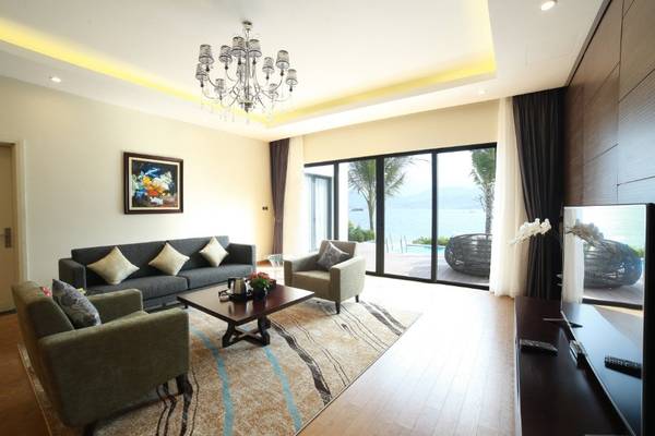 Bể bơi ngoài trời rộng lớn tại Vinpearl Nha Trang