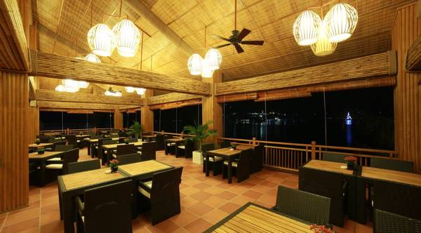 Hoàng hôn lãng mạn tại bãi biển Vinpearl Nha Trang