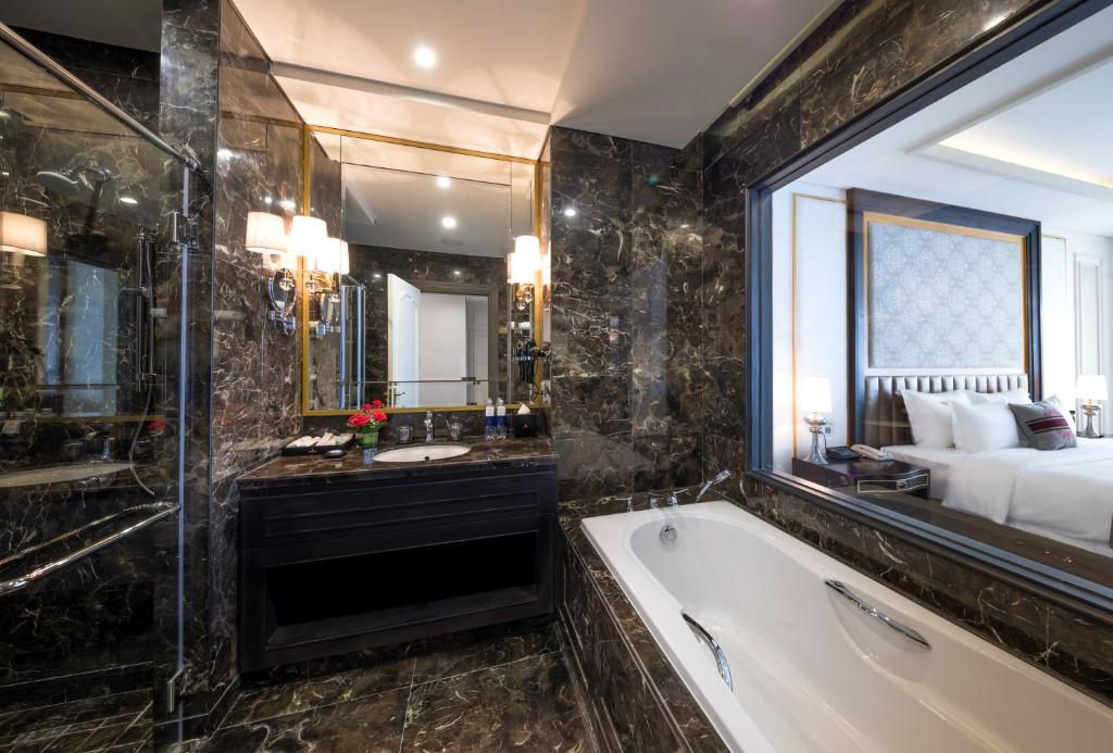 Phòng tắm hiện đại tại Vinpearl Nha Trang Empire Phòng tắm hiện đại tại Vinpearl Nha Trang Empire