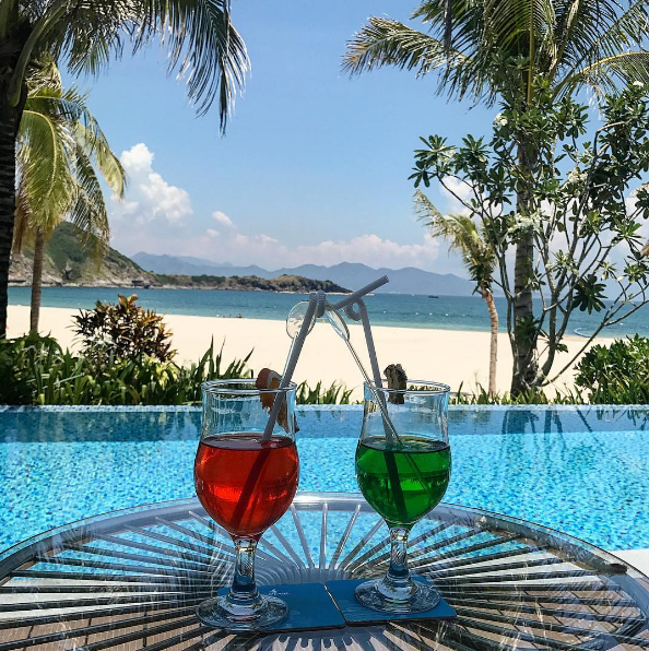 Du khách thư giãn tại quầy bar Vinpearl Nha Trang Hòn Tre
