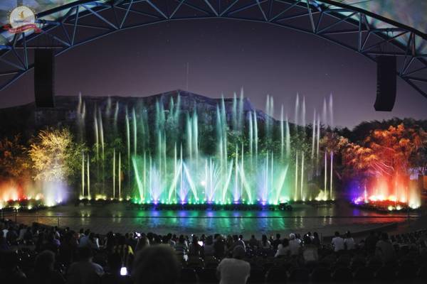 Chương trình biểu diễn nghệ thuật đặc sắc tại Vinpearl Land Nha Trang.
