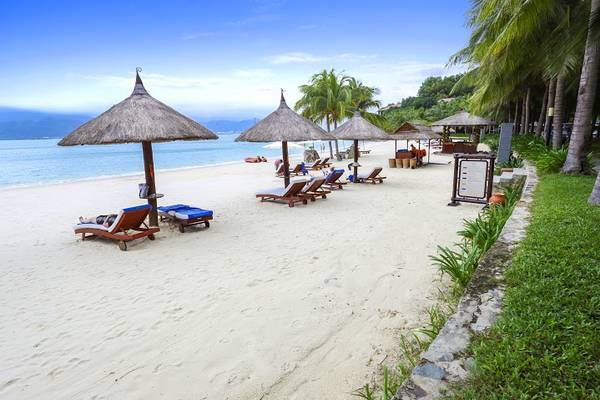Du khách sẽ thỏa thích thư giãn trên bãi biển xinh đẹp và yên tĩnh.