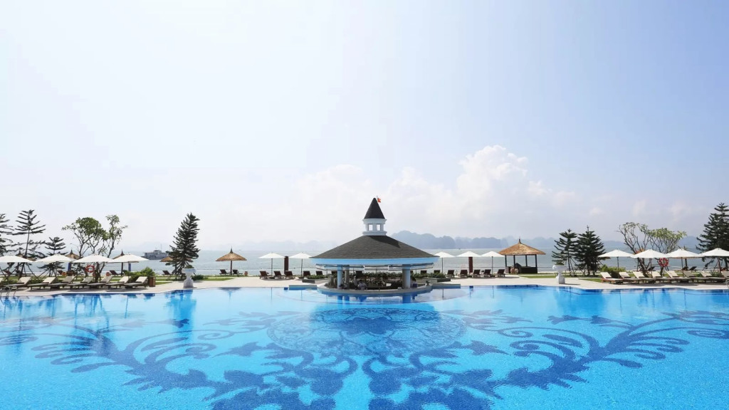Vinpearl Resort Hạ Long - Hồ bơi chính ngoài trời