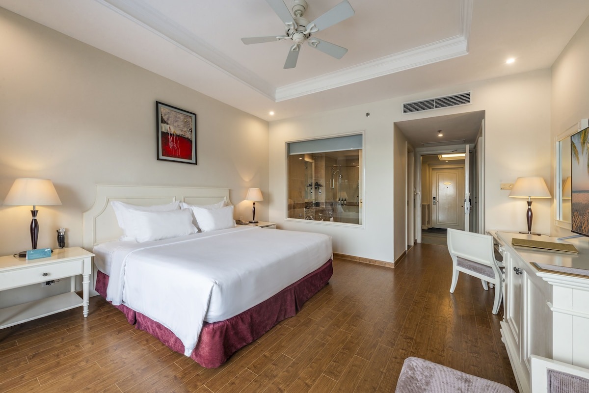 Hồ bơi vô cực rộng lớn tại Vinpearl Resort & Spa Nha Trang Bay