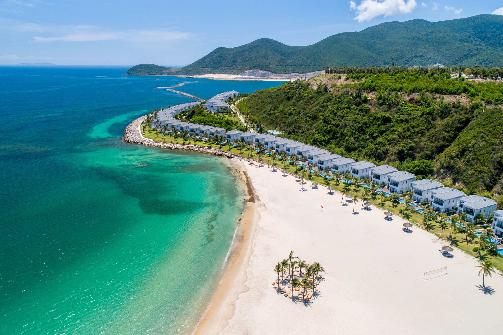 Dãy villa gia đình với bể bơi riêng.