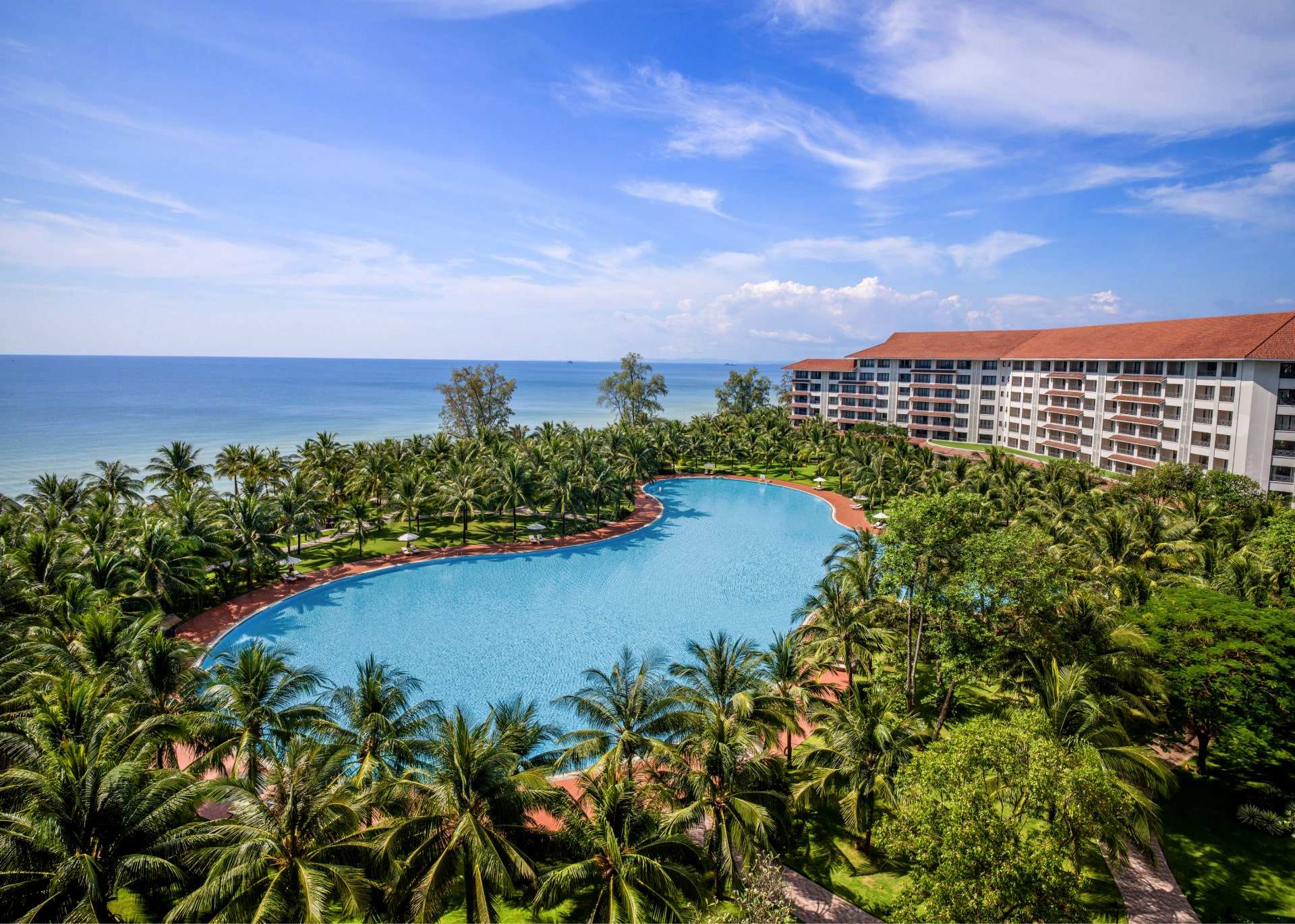Vinpearl Resort Phú Quốc với kiến trúc Indochine và bãi biển riêng